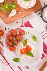 Rice cakes with milk flakes and tomato.