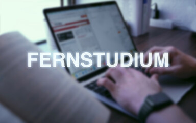 Fernstudium, im Hintergrund Hände die auf der Tastatur eines Notebooks tippen und Bücher,...