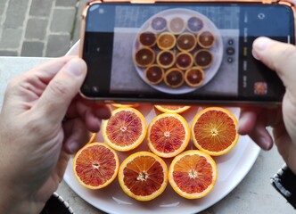 hand holding a slice of lemon