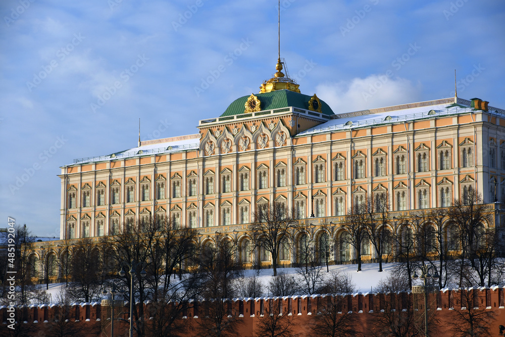 Wall mural the grand palace of moscow kremlin in winter. color photo.