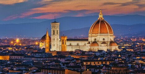 Włochy, Florencja panorama miasta kościół, kopuła, katedra, góry widok nocą - obrazy, fototapety, plakaty