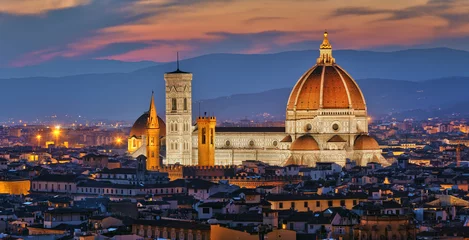 Tuinposter Włochy, Florencja panorama miasta kościół, kopuła, katedra, góry widok nocą © lukaszmalkiewicz.pl