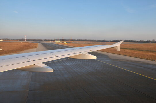Airplane's wing durng plane landing