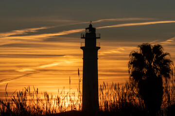 atardecer en la playa con faro