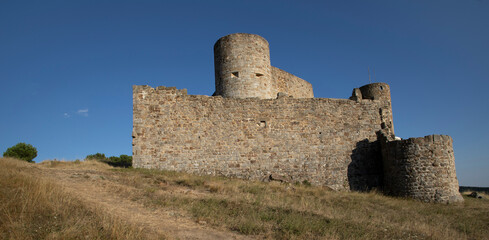 Fototapeta na wymiar Fort du moyen-âge en ruine sur une colline des montagnes cévenoles sous le ciel bleu d'été en France.