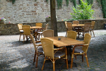 Fototapeta na wymiar FU 2020-08-30 BadME 261 Im Biergarten sind leere Tische und Stühle