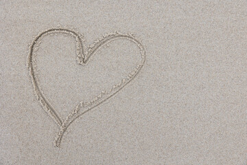 Serce narysowane na plażowym piasku