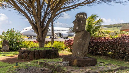 Ein Moai am Flughafen von Hanga Roa, Rapa Nui Osterinsel