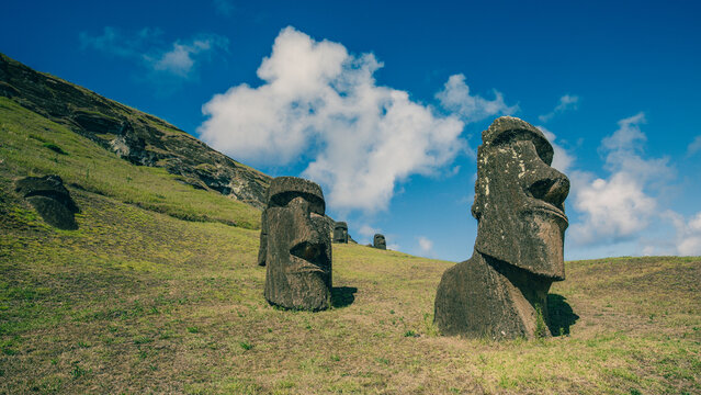 Zwei Moais in Rano Raraku, die Wiege der Steinstatuen auf Rapa Nui, Osterinsel