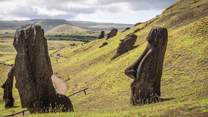 Die Moais von Rano Raraku, die Wiege der Steinmenschen auf Rapa Nui, Osterinsel