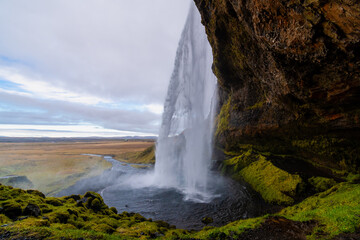 Fototapeta na wymiar Seljalandsfoss und der Gljúfrabúi Wasserfall auf Island, unglaubliche Schönheit