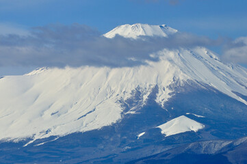 丹沢山地の高松山山頂から望む　雪化粧の富士山
