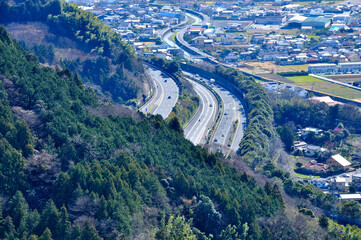 丹沢山地の高松山　東名高速道路を望む
