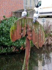 Tauben sitzen auf Holzkunst in Buxtehude