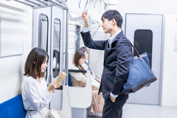 電車移動をする人々