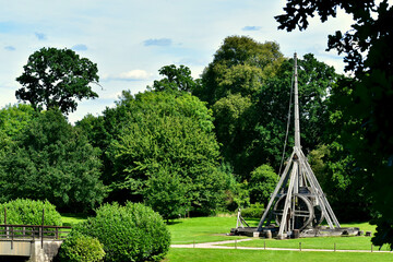 View of the wooden trebuchet from Warwick Castle grounds, Warwick, England, UK	