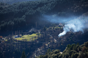 Village agricole dans une clairière au milieu des bois dans la montagne. Cévennes, France.