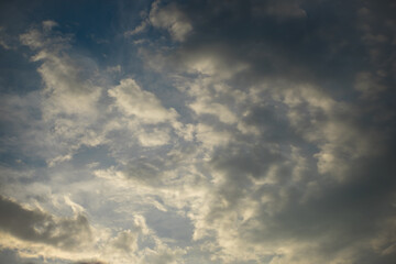 bewölkter Himmel mit vielen Wolken