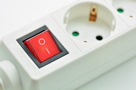 Interruptor de una regleta el&eacute;ctrica encendido, aislado sobre fondo blanco