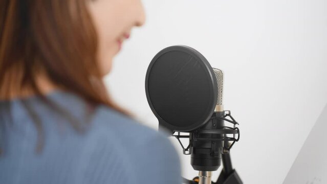 アフレコをする若い女性
