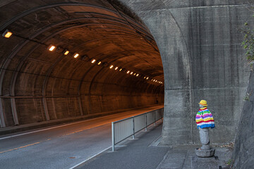 トンネルの入口、トンネル内のオレンジ色の照明