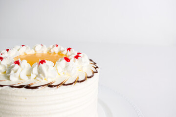 pastel torta de maracuyá con crema blanca y puntos rojos
