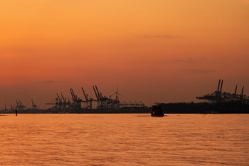 Fototapeta na wymiar Finkenwerder mit Blick auf Hamburger Hafen