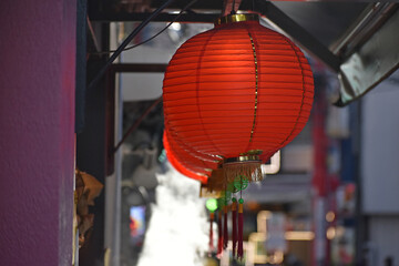 正月の横浜中華街の湯気が立つ店頭の赤提灯