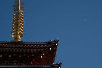 お寺と月
