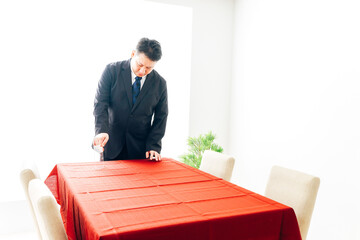 Fototapeta premium ダイニングの準備をするホテルスタッフ