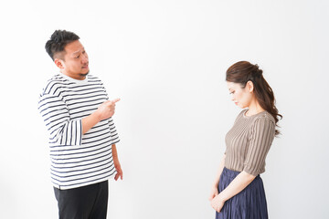 夫婦喧嘩をする若い夫婦