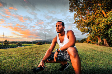 bel homme regardant vers l'horizon en pleine nature