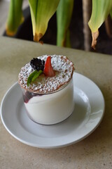 Postre para eventos, fruta postre, vaso de fruta, vaso de postre, frio helado, 