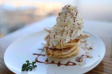 眺めの良い席で食べるパンケーキ