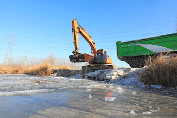 Farmers use excavators to pick up ice for loading, North China