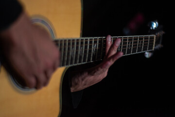 Obraz premium man playing guitar