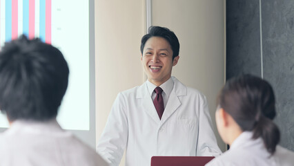 講義する白衣の男性　学会　カンファレンス