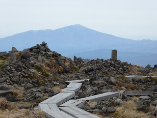 月山から鳥海山を望む