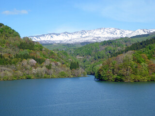 月山湖と月山