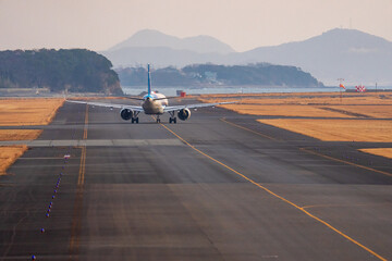 離陸のために誘導路を進む航空機