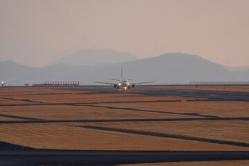 朝の山口宇部空港を離陸していく航空機