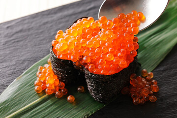 いくらの軍艦巻　Salmon roe gunkan sushi
