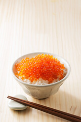 ご飯に乗せたいくらの醤油漬け　Put salmon roe pickled in soy sauce on rice
