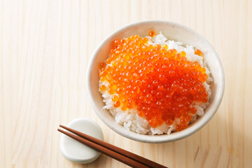 ご飯に乗せたいくらの醤油漬け　Put salmon roe pickled in soy sauce on rice
