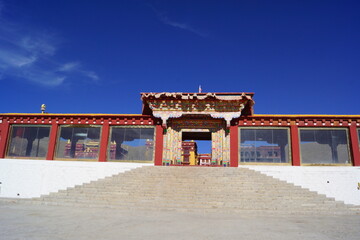 チベット・カム地方 理塘ラマ寺の門 - obrazy, fototapety, plakaty