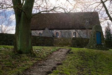 Historische Dorfkirche aus Feldsteinen in Ostdeutschland 