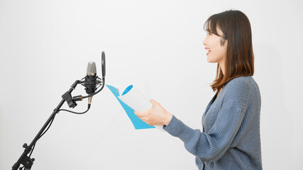 アフレコをする若い女性