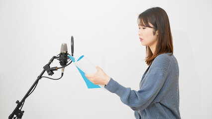 アフレコをする若い女性