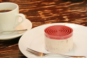 白い皿に乗った渦巻模様のケーキとコーヒーのセット