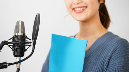 笑顔の若い女性　声優イメージ